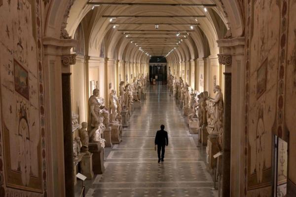 黎明前，在梵蒂冈博物馆，钥匙管理员打开了历史